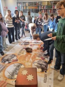 Ze sztandarem po Kutnie - prapremiera gry wielkoformatowej to znakomity przykład integracji społecznej.