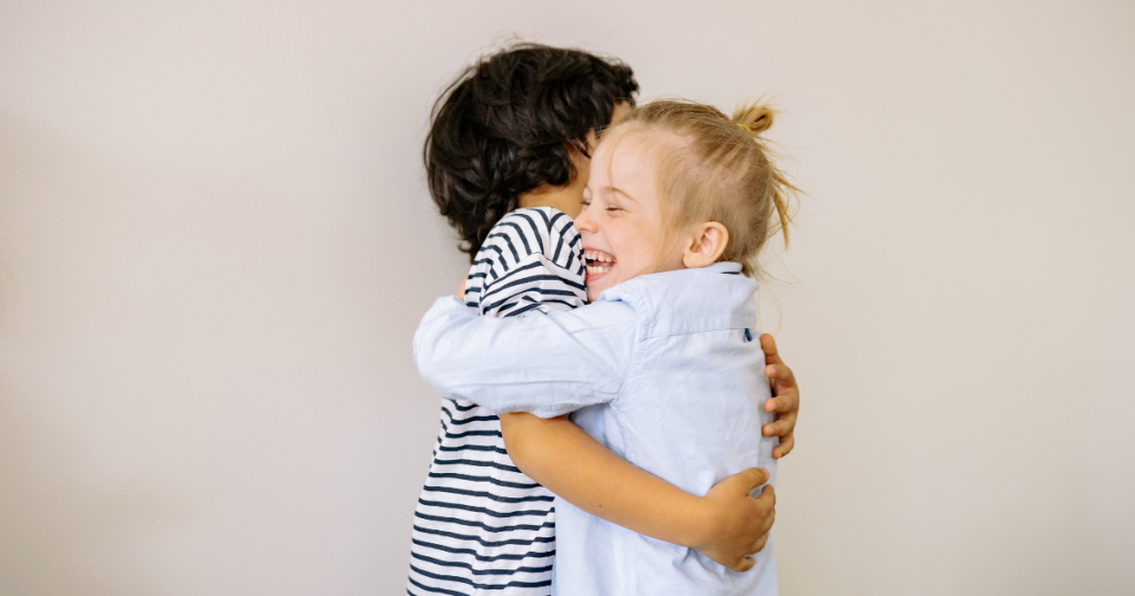 Dwójka dzieci przytula się na skutek emocji wywołanych LARPem