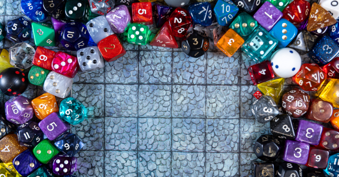 Kości do gry RPG leżące na macie. Literacka gra w bibliotece