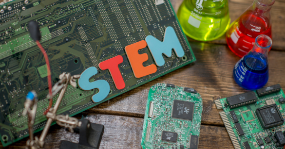 Modu 4 „Odkrywcy” Płytki kontrolerów z napisem STEM
